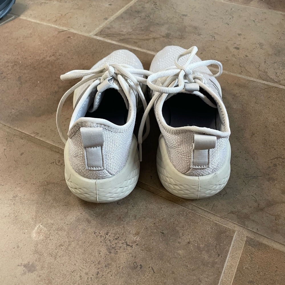 Adidas shoes size 7 - Picture 3 of 4